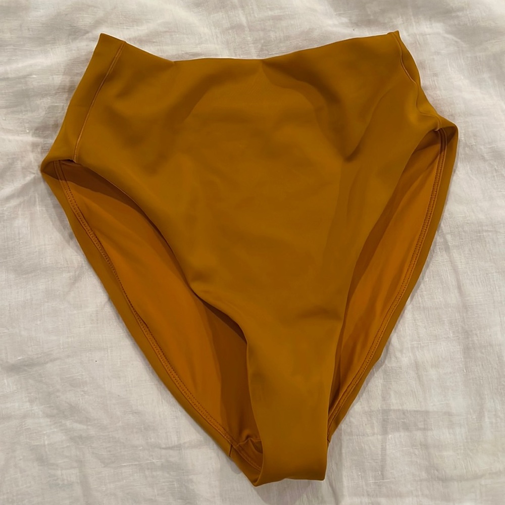 Left on Friday Hi Hi Bottom Gold Medium